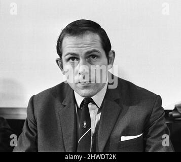 Wilf McGuinness, Manchester United Assistant Trainer & Coach wird ihr nächster Manager und Chief Coach, wie auf der Pressekonferenz, Old Trafford, Mittwoch, 9.. April 1969, bekannt gegeben wurde. Sir Matt Busby wird bis zum Ende der Saison als Teamleiter weiterarbeiten und dann die Position des General Managers übernehmen. Stockfoto