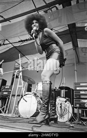 Marsha Hunt singt am Samstag, dem 30.. August 1969, beim Isle of Wight Music Festival. Sie wird als Marsha Hunt und White Trash berechnet. Später am selben Tag treten The Who als Hauptakt für Samstag auf, wobei Bob Dylan am Sonntag, dem 31.. August, den Hauptakt vorführt. Marsha Hunt (geboren am 15. April 1946) ist eine amerikanische Schauspielerin, Schriftstellerin, Sängerin und ehemalige Model, die vor allem in Großbritannien und Irland gelebt hat. Nationale Berühmtheit erlangte sie, als sie in London als Dionne im langandauerenden Rockmusical Hair auftrat. Sie genoss enge Beziehungen zu Marc Bolan und Mick Jagger, der Vater ihres einzigen Kindes Karis ist Stockfoto