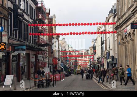 Chinesische Neujahrslaternen hängen über der Bold Street, Liverpool England Stockfoto