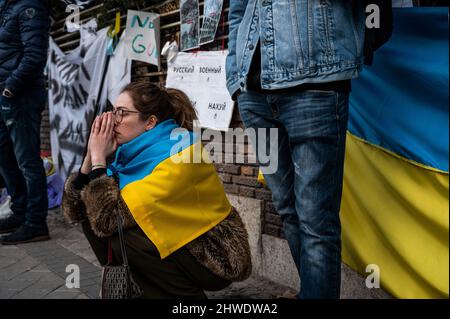 Madrid, Spanien. 05. März 2022. Eine Frau mit ukrainischer Flagge wird während eines Protestes gegen die russische Invasion in der Ukraine gesehen. In Madrid lebende Ukrainer versammelten sich vor der russischen Botschaft während eines Protestes gegen die russischen Angriffe in der Ukraine, die das Ende des Krieges forderten. Quelle: Marcos del Mazo/Alamy Live News Stockfoto