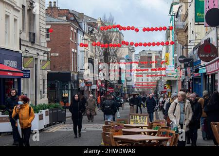 Chinesische Neujahrslaternen hängen über der Bold Street, Liverpool England Stockfoto