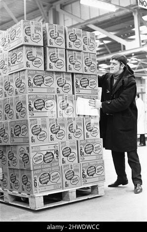 Chips fürs Leben! Ein Lagerarbeiter im Golden Wonder Lager in Bothwell sah hier, wie er einen Auftrag zusammenstellte. Januar 3. 1970 Stockfoto