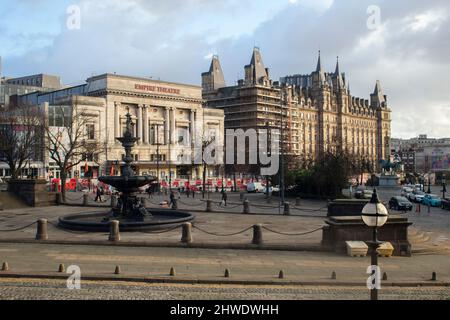 Von der Walker Art Gallery, Liverpool, Großbritannien, blickt man auf das Hotel im Nordwesten von Liverpool und das Liverpool Empire Theatre Stockfoto