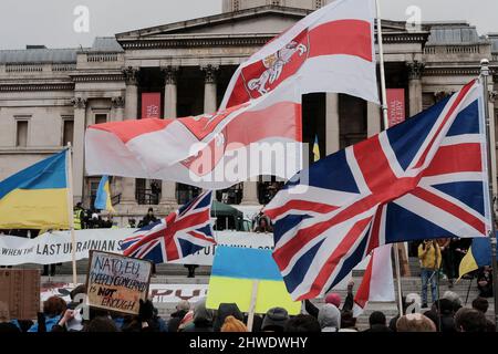 5.. März 2022, London, Großbritannien. Ukrainische Staatsbürger und pro-ukrainische Anhänger versammeln sich auf dem Trafalgar-Platz, um gegen die russische Invasion und den Krieg in der Ukraine zu protestieren. Stockfoto