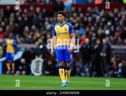 Birmingham, Großbritannien. 5.. März 2022 ; Villa Park, Birmingham, Midlands, England; Premier League Football, Aston Villa versus Southampton; Che Adams of Southampton Credit: Action Plus Sports Images/Alamy Live News Stockfoto