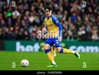 Birmingham, Großbritannien. 5.. März 2022 ; Villa Park, Birmingham, Midlands, England; Premier League Football, Aston Villa versus Southampton; Tino Livramento of Southampton Credit: Action Plus Sports Images/Alamy Live News Stockfoto