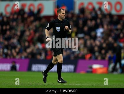 Birmingham, Großbritannien. 5.. März 2022 ; Villa Park, Birmingham, Midlands, England; Premier League Football, Aston Villa versus Southampton; Schiedsrichter Peter Banks Credit: Action Plus Sports Images/Alamy Live News Stockfoto