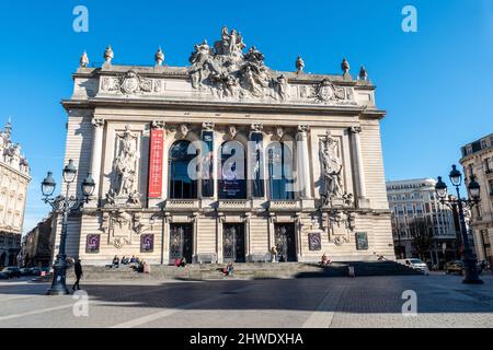 Lille, Frankreich, 28. Februar 2022. Fassade des Opernhauses. Die Oper von Lille ist ein Theater neoklassizistischer Inspiration. Stockfoto