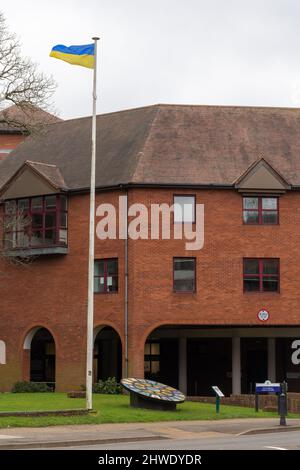 5.. März 2022. Die ukrainische Flagge fliegt vor den Ratsbüros von Surrey Heath Borough in Camberley, Surrey, England, Großbritannien, um das Volk der Ukraine zu unterstützen, nachdem Russland unter der Führung Putins in die Ukraine eingedrungen war. Stockfoto