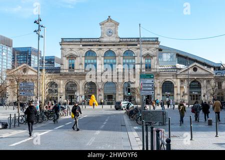 Lille, Frankreich, 28. Februar 2022. Der Bahnhof Lille Flandres ist ein französischer Bahnhof, der den Höhepunkt der Strecke von Paris Nord nach Lille bildet. Stockfoto