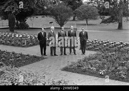 Präsident Nixon in Irland. Vietnam-Friedenskonferenz. Von links nach rechts Botschafter Philip Habib, Botschafter David Bruce, Präsident der Vereinigten Staaten Richard Nixon, Außenminister William P. Rogers, Henry Kissinger. Kilfrush House, Kilfrush, Knocklong, Co. Limerick, Irland. Oktober 1970. Stockfoto