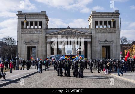 München, Bayern, Deutschland. 5. März 2022. Die bayerische Polizei am Münchner Königsplatz trennt eine AfD-Demo von der extremen Rechten und eine Gegendemonstration. (Bild: © Sachelle Babbar/ZUMA Press Wire) Stockfoto