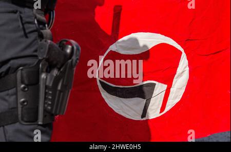 München, Bayern, Deutschland. 5. März 2022. Die bayerische Polizei am Münchner Königsplatz trennt eine AfD-Demo von der extremen Rechten und eine Gegendemonstration. (Bild: © Sachelle Babbar/ZUMA Press Wire) Stockfoto