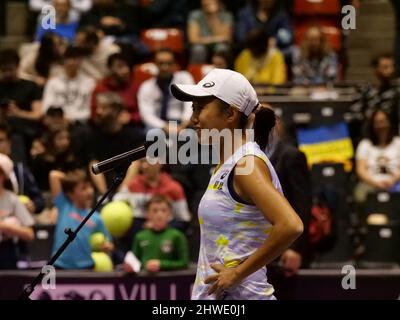 Lyon, Frankreich. 05. März 2022. S.ZHANG (CHN)Gewinner des Finales 1/2 gegen C.GARCIA (FRA) während des Open 6e?Me Sens, Me?tropole de Lyon 2022, WTA 250 Tennisturniers am 05. März 2022 im Palais des Sports de Gerland in Lyon, Frankreich. Foto von Patrick Cannaux/ABACAPRESS.COM Quelle: Abaca Press/Alamy Live News Stockfoto