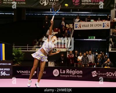 Lyon, Frankreich. 05. März 2022. S.ZHANG (CHN)Gewinner des Finales 1/2 gegen C.GARCIA (FRA) während des Open 6e?Me Sens, Me?tropole de Lyon 2022, WTA 250 Tennisturniers am 05. März 2022 im Palais des Sports de Gerland in Lyon, Frankreich. Foto von Patrick Cannaux/ABACAPRESS.COM Quelle: Abaca Press/Alamy Live News Stockfoto