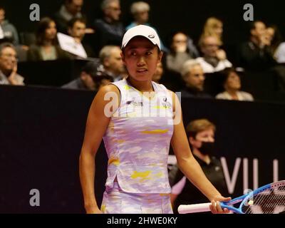 Lyon, Frankreich. 05. März 2022. S.ZHANG (CHN)Gewinner des Finales 1/2 gegen C.GARCIA (FRA) während des Open 6e?Me Sens, Me?tropole de Lyon 2022, WTA 250 Tennisturniers am 05. März 2022 im Palais des Sports de Gerland in Lyon, Frankreich. Foto von Patrick Cannaux/ABACAPRESS.COM Quelle: Abaca Press/Alamy Live News Stockfoto