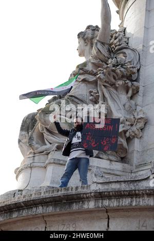 Riesige Mobilisierung in Paris gegen den Krieg in der Ukraine Tausende von Menschen marschierten zwischen der republik und der bastille und skandierten Anti-putin-Parolen Stockfoto