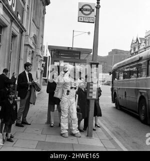 Spaceman in den Londoner Straßen. Jonathan Bosley, gekleidet in einen Space-man-Anzug, wie er von den Astronauten auf Apollo 11 bei der Mondlandung verwendet wurde. Er ist auf dem Weg zum Flughafen London, um nach Brüssel zu fliegen, um einen Vortrag von Dr. Harry Thomas von Courtaulds über „Textilien in der Raumfahrt“ zu illustrieren. London. 23.. September 1969. Stockfoto