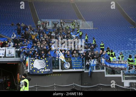 Rom, Italien. 5.. März 2022 ; Stadio Olimpico, Rom, Italien; Serie A Fußball, AS Roma versus Atalanta; Atalanta's Unterstützer Credit: Action Plus Sports Images/Alamy Live News Stockfoto