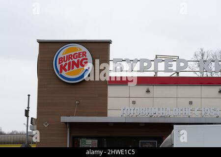 RUSSLAND, MOSKAU - 05. MÄRZ 2022: burger King unterzeichnet weißrussisches Editorial, für burgerking-Design vom Eingang zum Brand Tasty, Flamme Dinner. Mahlzeit Stockfoto