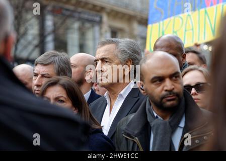 Riesige Mobilisierung in Paris gegen den Krieg in Ukrain viele Politiker von links und rechts waren in der Prozession, darunter der Bürgermeister von Paris Stockfoto