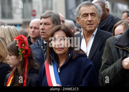 Riesige Mobilisierung in Paris gegen den Krieg in Ukrain viele Politiker von links und rechts waren in der Prozession, darunter der Bürgermeister von Paris Stockfoto