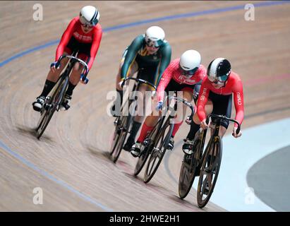 Ellie Coster (rechts) im Deirin der Frauen am dritten Tag der HSBC UK National Track Championships im Geraint Thomas National Velodrome, Newport. Bilddatum: Samstag, 5. März 2022. Stockfoto