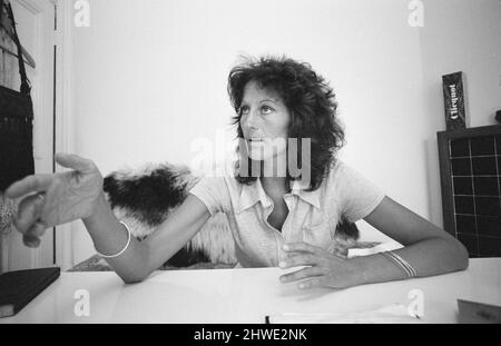 Germaine Greer, Autorin und Dozentin an der University of Warwick, hat in Kürze ein Buch mit dem Titel The Female Eunuch geschrieben. Unser Bild zeigt sie zu Hause in Kensington, London, am 18.. August 1970. Stockfoto