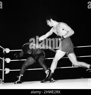 Boxkampf zwischen Jimmy Tibbs (rechts) und Ray Hassan im Empire Pool, Wembley, London. Tibbs gewann gegen Ray Hassan, TKO Technical Knockout. 24.. März 1970. Stockfoto