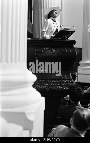 Fernsehkoch Fanny Cradock spricht von der Kanzel, St. Mary Woolnoth Church. 7.. August 1969. Stockfoto