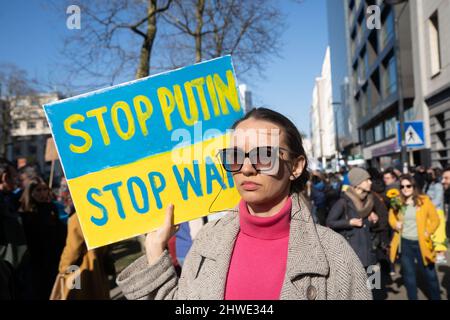 Brüssel, Belgien. 05. März 2022. Eine Protesterin sah, wie sie ein Plakat mit der Aufschrift "Stoppt Putin, Stoppt den Krieg" während der Demonstration hielt.rund zweihundert Anti-Kriegs-Demonstranten versammelten sich vor dem Gebäude der Ständigen Vertretung der Russischen Föderation bei der Europäischen Union, um gegen die Invasion Russlands in die Ukraine zu protestieren. Kredit: SOPA Images Limited/Alamy Live Nachrichten Stockfoto