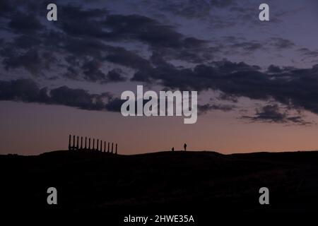 Buntes Klebeband auf den Holzsäulen im heiligen burjat Platz auf Kap Burkhan im Dorf Khuzhir auf der Insel Olchon im Sonnenuntergang Stockfoto