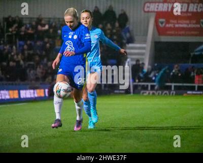 Wimbledon, London, Großbritannien. 05. März 2022. Hayley Raso (13 - Manchester City Women) und Jonna Andersson (25 - Chelsea Women) bestreiten den Ball im Spiel zwischen Chelsea Women und Manchester City Women beim FA Women's Continental Tires League Cup Final 2022 im Cherry Red Records Stadium, Plough Lane, Wimbledon am 5.. März 2022 Claire Jeffrey/SPP Credit: SPP Sport Press Photo. /Alamy Live News Stockfoto