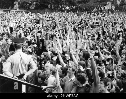 Newcastle United Homecoming nach dem Gewinn des 1969 Inter-Cities Fairs Cup mit einem Gesamtgewinn von 6-2 gegen den ungarischen Ujpest FC, Donnerstag, den 12.. Juni 1969. Unser Bild zeigt ... Fans entlang der Paradestrecke. Stockfoto