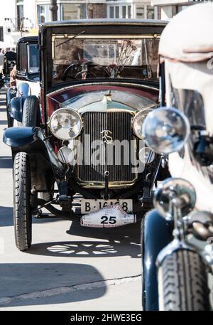 Rolls Royce Twenty parkte auf der Straße und nahm an der internationalen Oldtimer-Rallye Sitges in Barcelona Teil. Stockfoto