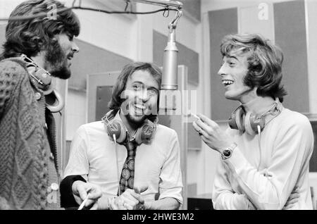 The Gibb Brothers alias The Bee Gees, neu wiedervereint und wieder im Aufnahmestudio zusammen, Soho London 3.. September 1970. Hart an der Arbeit an ihrem ersten united-Venture seit fast zwei Jahren. Barry Gibb (24), der 2 Tage zuvor (1.. Sept.) die ehemalige Schönheitskönigin Linda Gray heiratete, brach seine Flitterwochen, um sich seinen Zwillingsbrüdern Robin & Maurice Gibb im Studio anzuschließen. Stockfoto