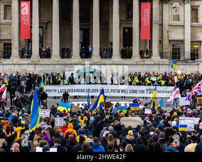 London, Großbritannien. 05. März 2022. Eine große Menschenmenge versammelt sich auf dem Trafalgar Square, um ihre Enttäuschung über die russische Invasion in der Ukraine zu zeigen und um Frieden zu bitten. Auf einem Schild steht: „Wenn der letzte ukrainische Soldat fällt, wird Putin für euch Damen und Herren kommen!“ © Matt Goodrum/Alamy Live News Stockfoto
