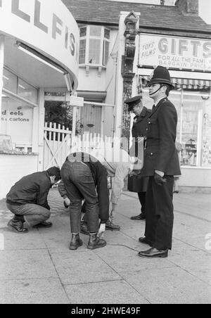 Die Polizei in Southend stoppte alle möglichen Unruhestifter und machte sie dazu, die Riemen, Zahnspangen und Gürtel zu entfernen, die später am Abend auf der örtlichen Place-Station abgeholt werden sollten. 30.. März 1970. Stockfoto