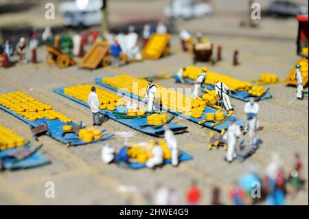 Miniatur Alkmaar Käsemarkt in Madurodam Miniaturpark, Den Haag, Niederlande, Holland. Stockfoto