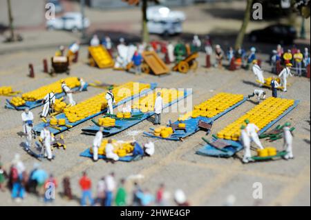 Miniatur Alkmaar Käsemarkt in Madurodam Miniaturpark, Den Haag, Niederlande, Holland. Stockfoto