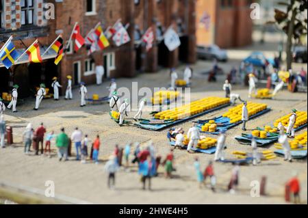 Miniatur Alkmaar Käsemarkt in Madurodam Miniaturpark, Den Haag, Niederlande, Holland. Stockfoto