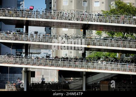 AMSTERDAM - AUGUST 2011: Viele Fahrräder auf einem mehrstöckigen Fahrradparkplatz in Amsterdam, Niederlande. Parken eines Fahrrads in mehrstöckigen Fahrrads Stockfoto