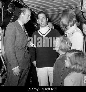 Prinz Michael von Kent (Mitte) nimmt am Daily Mail Trans-Atlantic Air Race Teil. Zu ihm kommen sein Bruder Prinz Edward, Herzog von Kent, und seine Frau Katharine und ihre Kinder Helen und George Windsor am GPO Tower. 11. Mai 1969. Stockfoto