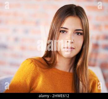 Alle verkleidet und nirgends zu gehen. Eine junge Frau in ihrem Haus. Stockfoto