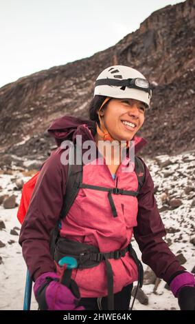 Nahaufnahme Porträt der dunklen schönen jungen Frau im Bergsteigen Ausrüstung Wandern Stockfoto