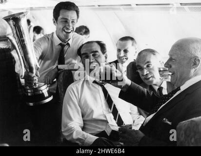 Newcastle United Homecoming nach dem Gewinn des 1969 Inter-Cities Fairs Cup mit einem Gesamtgewinn von 6-2 gegen den ungarischen Ujpest FC, Donnerstag, den 12.. Juni 1969. Unser Bild zeigt ... Joe Harvey, Manager von Newcastle, feiert im Flugzeug mit Kapitän Bobby Moncur die Trophäe. Stockfoto