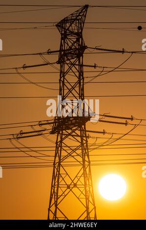 Hochspannungsleitungen an einem Sendeturm für die Stromverteilung. Stockfoto