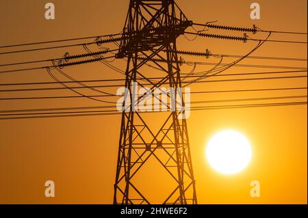 Hochspannungsleitungen an einem Sendeturm für die Stromverteilung. Stockfoto