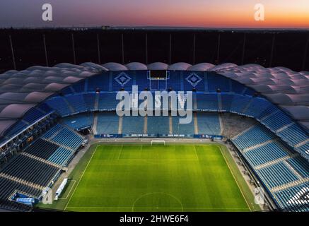 Hamburg, Deutschland - 2022. März: Luftaufnahme über das beleuchtete Volksparkstadion, Heimstadion des Hamburger SV. Stockfoto