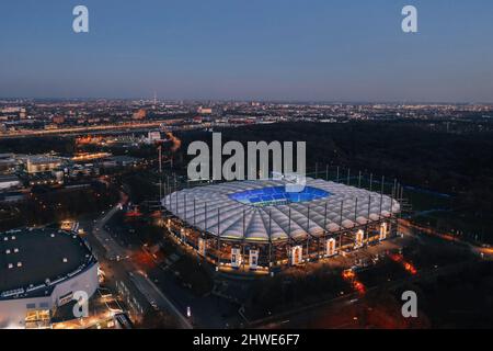 Hamburg, Deutschland - 2022. März: Luftaufnahme über das beleuchtete Volksparkstadion, Heimstadion des Hamburger SV. Stockfoto